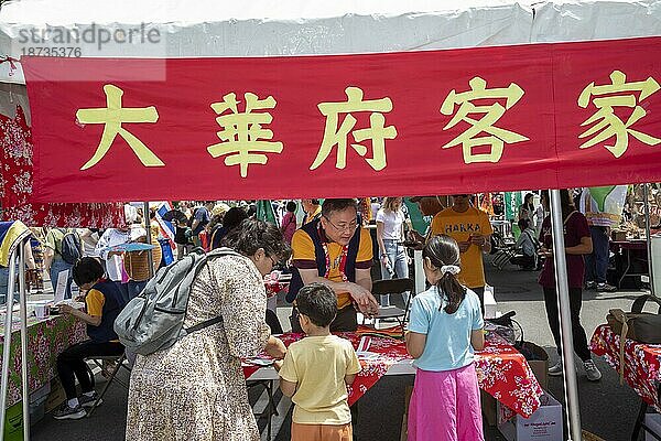 Washington  DC  Das Straßenfest Fiesta Asia. Das jährliche Festival bietet Unterhaltung und Essen aus mehr als 20 panasiatischen Kulturen. Es findet auf der Pennsylvania Avenue in der Nähe des U.S. Capitol statt