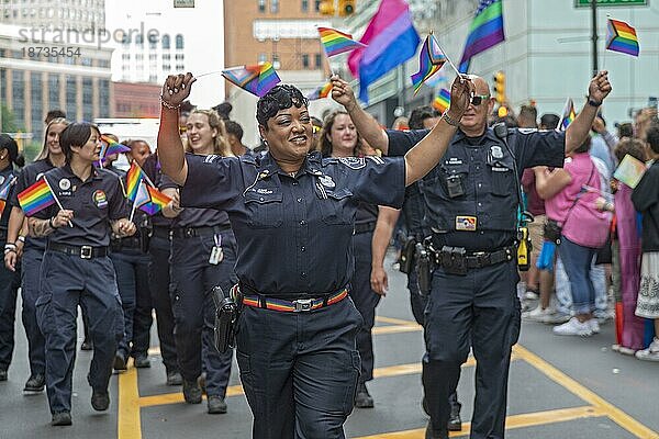 Schwule  lesbische  bisexuelle und transsexuelle Aktivisten und ihre Verbündeten marschieren bei der Motor City Pride Parade für Gleichberechtigung. Mitglieder des Detroit Police Department nahmen an der Parade teil  Detroit  Michigan  USA  Nordamerika