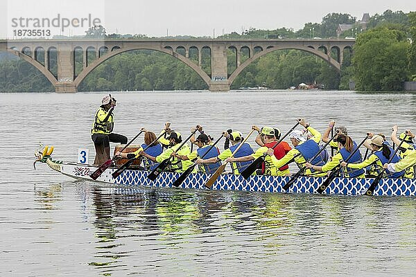 Washington  DC  Die Out of Sight Dragons  ein Team von blinden und sehbehinderten Sportlern  nehmen am DC Dragon Boat Festival auf dem Potomac River teil. Das Drachenbootfahren ist eine 2300 Jahre alte chinesische Tradition. Das Festival in Washington findet seit 20 Jahren statt