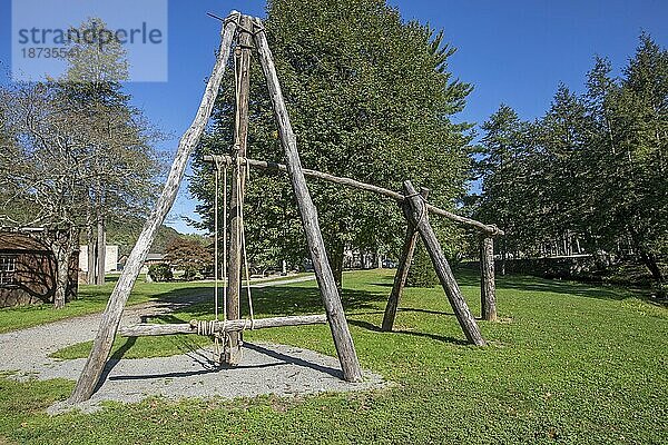 Titusville  Pennsylvania  The Drake Well Museum and Park  wo Edwin Drake 1859 eine erfolgreiche Ölbohrung durchführte und die moderne Ölindustrie begründete. Zu sehen ist ein Bohrturm aus dem neunzehnten Jahrhundert  der durch das Treten der Beine der Arbeiter angetrieben wurde
