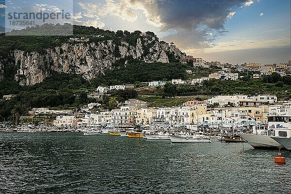 Wunderschönes Inselgefühl mit alten Häusern und dem Meer auf der Insel Capri  Region Salerno  Kampanien  Italien  Europa