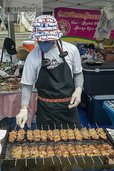 Washington  DC  Ein Essensstand auf der Fiesta Asia Street Fair. Das jährliche Festival bietet Unterhaltung und Essen aus mehr als 20 panasiatischen Kulturen. Es findet auf der Pennsylvania Avenue in der Nähe des U.S. Capitol statt