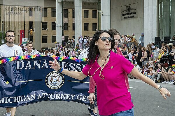 Schwule  lesbische  bisexuelle und transsexuelle Aktivisten und ihre Verbündeten marschieren bei der Motor City Pride Parade für Gleichberechtigung. Die Generalstaatsanwältin von Michigan  Dana Nessel  tanzte auf der Parade Route  Detroit  Michigan  USA  Nordamerika