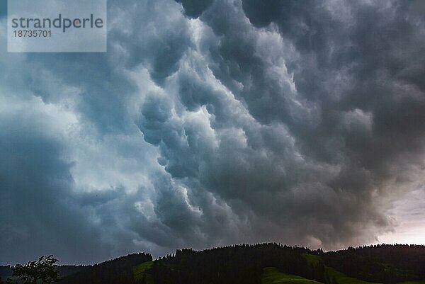 Gewitterwolken über einem Hügel im Allgäu  Bayern  Deutschland  Europa