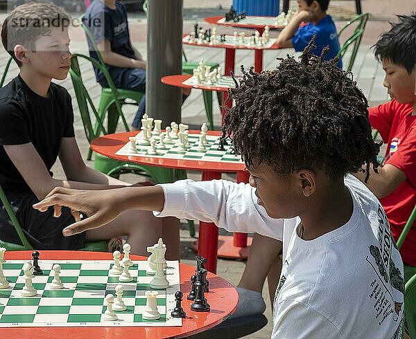 Washington  DC  Kinder spielen Schach auf dem Eastern Market Metro Plaza auf dem Capitol Hill. Das Schachturnier wurde von dem U.S. Chess Center organisiert