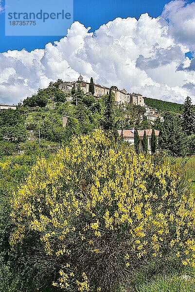 Das Dorf Banon im Département Alpes-de-Haute-Provence der Region Provence-Alpes-Côte d'Azur Südfrankreich