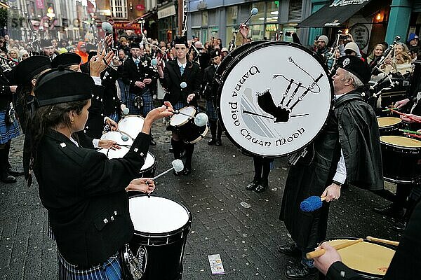 Mitglieder der Clew Bay Pipe Band spielen während der Woche des Tradfestes 2023 traditionelle Melodien. Temple Bar  Dublin  Irland  Europa