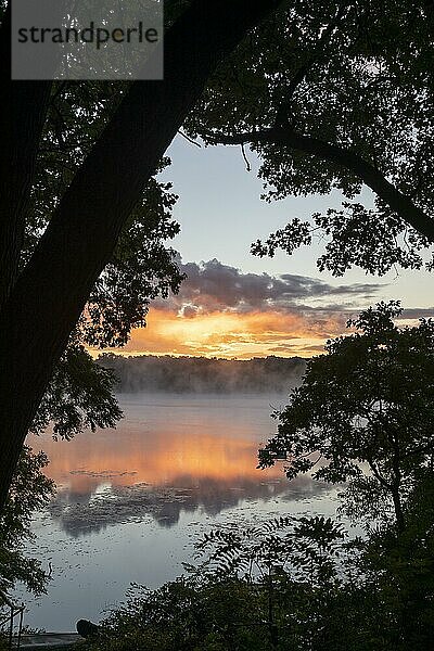 Prairieville  Michigan  Die Sonne geht über dem Stewart Lake im Westen Michigans auf