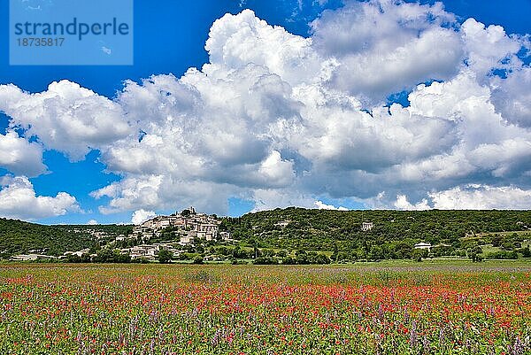 Das Dorf Simiane-la-Rotonde im Département Alpes-de-Haute-Provence der Region Provence-Alpes-Côte d'Azur Südfrankreich