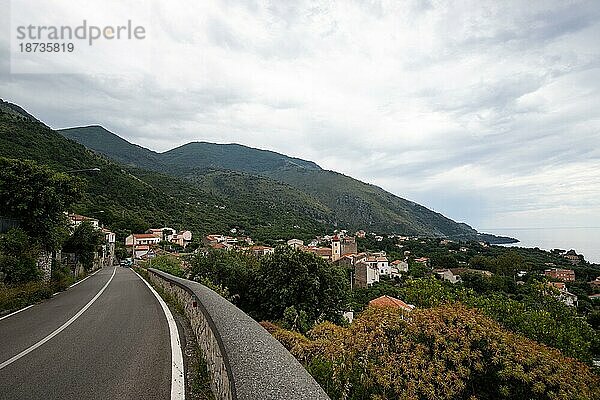 Tolle Küstenstraße mit Blick auf die Küste und das Mittelmeer in Salerno  Kampanien  Salerno  Italien  Europa