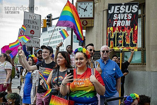 Schwule  lesbische  bisexuelle und Transgender Aktivisten und ihre Verbündeten marschieren auf der Motor City Pride Parade für Gleichberechtigung. Einige Gegendemonstranten warnten  dass LGBTQ Aktivisten zur Hölle fahren würden  Detroit  Michigan  USA  Nordamerika