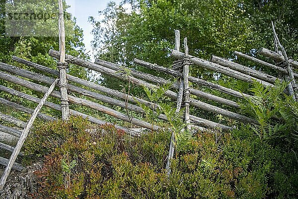 Traditioneller Holzzaun  Pfarrhof Råshult Södregård  Kronobergs län  Småland  Schweden  Europa