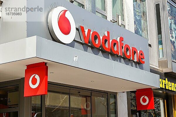 Laden Geschäft der Marke Vodafone mit Logo Telefon Kommunikation Internet Anbieter an der Königstraße in Stuttgart  Deutschland  Europa
