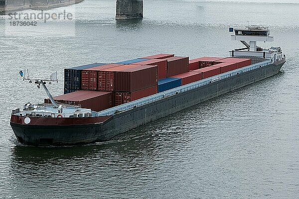 Frachtschiff auf dem Rhein  Container  Köln  Deutschland  Europa