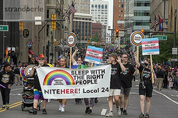 Schwule  lesbische  bisexuelle und transsexuelle Aktivisten und ihre Verbündeten marschieren bei der Motor City Pride Parade für Gleichberechtigung. Eine Gruppe der Hotelarbeitergewerkschaft United Here! nimmt an der Parade teil  Detroit  Michigan  USA  Nordamerika