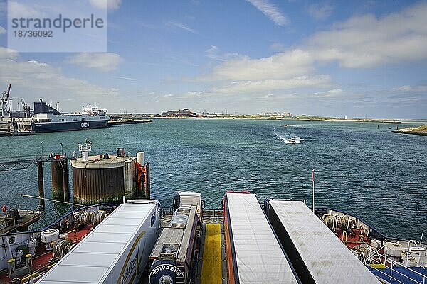Blick von einer Autofähre zum Nordseehafen Dunkerque  links am Horizont ein Fährschiff der Reederei DFDS  Hauts-de-France  Frankreich  Europa