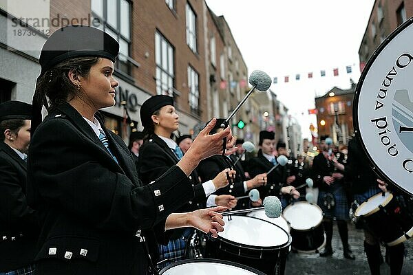 Mitglieder der Clew Bay Pipe Band spielen während der Woche des Tradfestes 2023 traditionelle Melodien. Temple Bar  Dublin  Irland  Europa