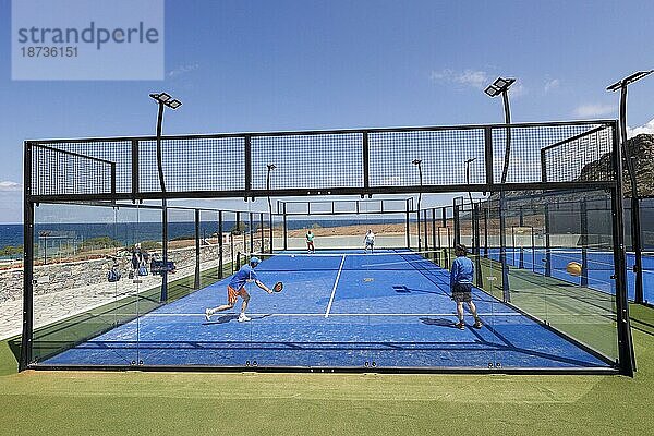 Spieler in Aktion auf einem Padel Court im Kalimera Kriti Resort  Sisi  Kreta  GRE