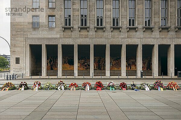 Kranzniederlegung anlässlich des 70. Jahrestages des Volksaufstand der DDR vom 17. Juni 1953 am Platz des Volksaufstandes in Berlin. 17.06.2023.  Berlin  Deutschland  Europa