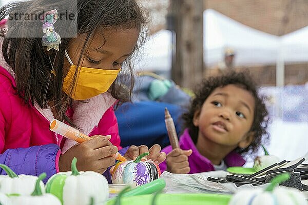 Detroit  Michigan  Kinder färben Kürbisse bei Alger in the Alley  einem Halloween Festival in der Gasse hinter dem Alger Theater