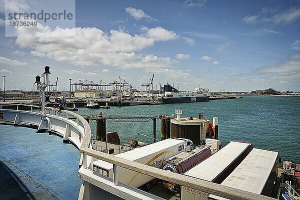 Blick von einer Autofähre zum Nordseehafen Dunkerque  Am Horizont Ladekräne und ein Fährschiff der Reederei DFDS  Hauts-de-France  Frankreich  Europa