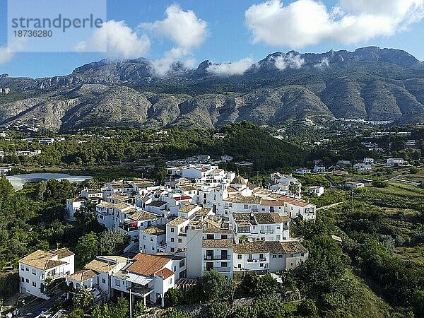 Luftaufnahme des Dorfes Altea La Vella (Altea La Vieja) vor der Sierra Bernia Bergkette in der Nähe der Stadt Altea an der Costa Blanca  Provinz Alicante  Valencianische Gemeinschaft  Spanien  Europa