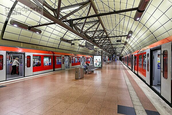 S-Bahn Zug der Deutsche Bahn an der Haltestelle Flughafen Airport in Hamburg  Deutschland  Europa