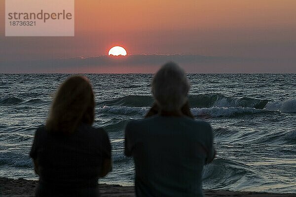 Union Pier  Michigan  Ein Paar beobachtet den Sonnenuntergang über dem Michigansee