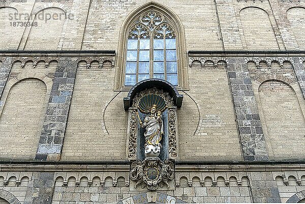Nischenfigur der Maria an der Westfassade der Liebfrauenkirche  Koblenz  Rheinland-Pfalz  Deutschland  Europa