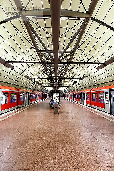 S-Bahn Zug der Deutsche Bahn an der Haltestelle Flughafen Airport in Hamburg  Deutschland  Europa