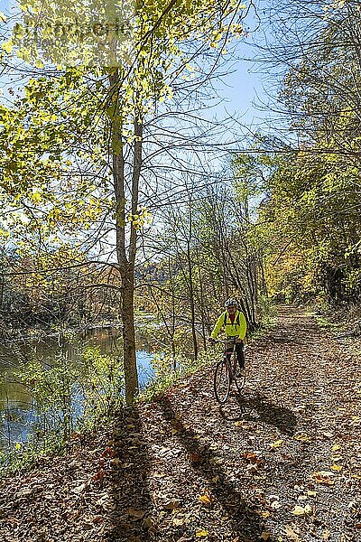John West  75  aus Martinton  West Virginia  fährt mit seinem Fahrrad auf dem Greenbrier River Trail. Der 78 Meilen lange Schienenweg verläuft entlang des Greenbrier River. Er ist heute ein linearer Staatspark und war früher Teil des Chesapeake and Ohio Railway Systems