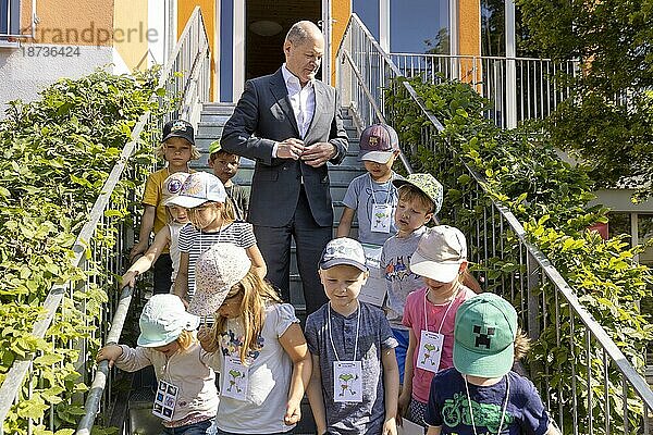 Bundeskanzler  Olaf Scholz (SPD)  besucht in seinem Wahlkreis in Potsdam den FROEBEL-Kindergarten Springfrosch um sich über das Thema Thema frühe MINT-Bildung zu informieren.  Potsdam  Deutschland  Europa