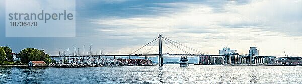 Panorama von Stavanger Stadtbrücke und FjordSailing  Stavanger  Boknafjorden  Norwegen  Europa