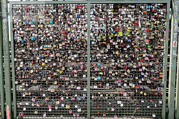 Liebesschlösser an einer Brücke über den Rhein  Köln  Deutschland  Europa