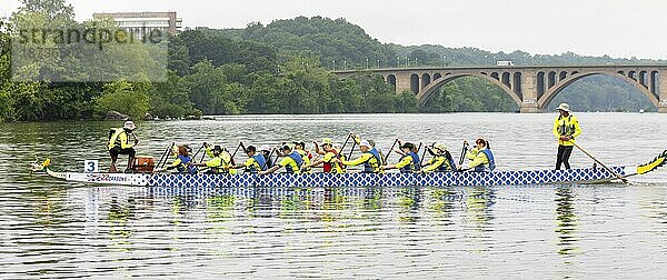 Washington  DC  Die Out of Sight Dragons  ein Team von blinden und sehbehinderten Sportlern  nehmen am DC Dragon Boat Festival auf dem Potomac River teil. Das Drachenbootfahren ist eine 2300 Jahre alte chinesische Tradition. Das Festival in Washington findet seit 20 Jahren statt