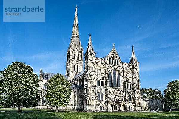 Die Westfassade  Schirmfassade mit dem 123 m hohen und Großbritanniens höchsten Kirchturm der Salisbury Kathedrale im gotischen Baustil  Salisbury  Wiltshire  England  Großbritannien  Europa