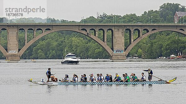 Washington  DC  Das DC Drachenbootfestival auf dem Potomac River. Das Drachenbootfahren ist eine 2300 Jahre alte chinesische Tradition. Das Festival in Washington findet seit 20 Jahren statt