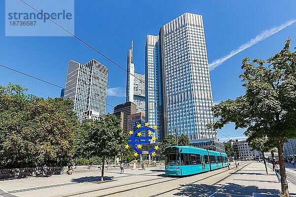 Skyline mit Straßenbahn am Willy-Brandt-Platz ÖPNV öffentlicher Nahverkehr Transport in Frankfurt  Deutschland  Europa