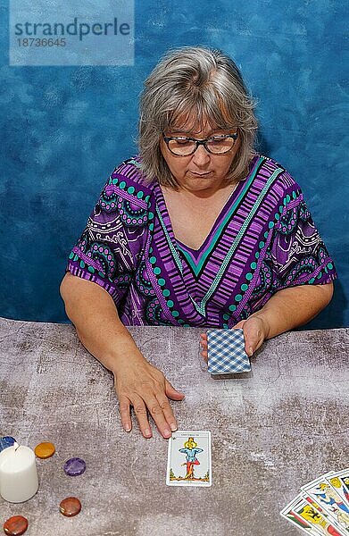 Ältere weißhaarige Frau pythoness Gießen Tarotkarten