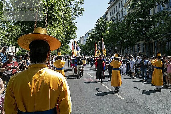 Koreanische Teilnehmer in farbenfrohen traditionellen Kostümen unterhalten die Menge vor dem Beginn des diesjährigen Karnevals der Kulturen. Berlin  Deutschland  Europa