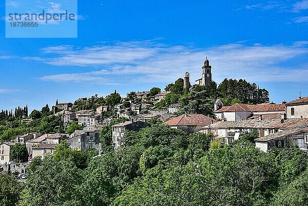 Blick auf die Gemeinde Reillanne im Naturpark Luberon  in der Provence  in der Region Provence-Alpes-Côte d'Azur  im Département Alpes-de-Hauter-Provence  Frankreich  Europa
