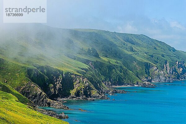 Sea Fret über den Klippen  Start Point Lighthouse  Trinity House und South West Coast Path  Devon  England  Großbritannien  Europa