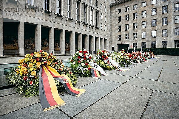 Kranzniederlegung anlässlich des 70. Jahrestages des Volksaufstand der DDR vom 17. Juni 1953 am Platz des Volksaufstandes in Berlin. 17.06.2023.  Berlin  Deutschland  Europa