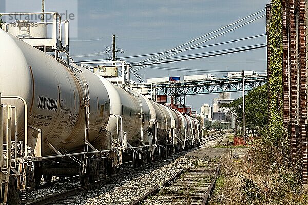 Detroit  Michigan  Chemietankwagen der Eisenbahn in der Nähe des Stadtzentrums von Detroit. Oberhalb der Gleise fahren Lastwagen auf der Ambassador Bridge in Richtung Kanada