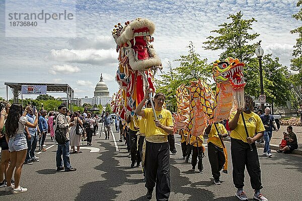 Washington  DC  Drachen tanzen auf der Fiesta Asia Street Fair. Das jährliche Festival bietet Unterhaltung und Essen aus mehr als 20 panasiatischen Kulturen. Es findet auf der Pennsylvania Avenue in der Nähe des U.S. Capitol statt