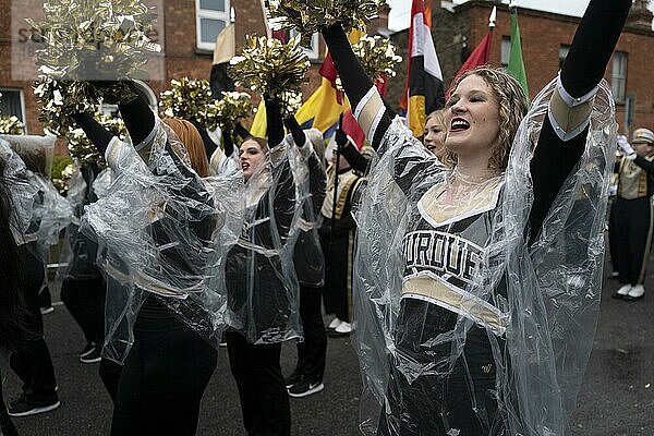 Amerikanische Cheerleader wärmen sich vor dem Beginn der St. Patrick's Day Parade an einem regnerischen Tag auf. Dublin  Irland  Europa
