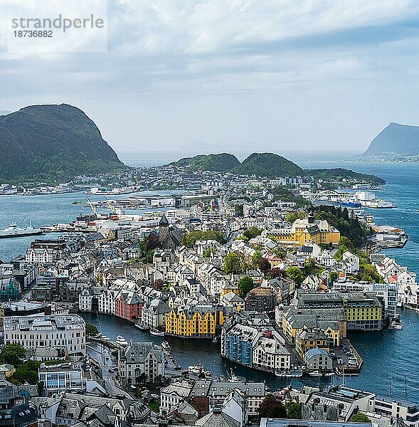 Panorama von ALESUND vom Byrampen Aussichtspunkt  Geirangerfjord  Norwegen  Europa