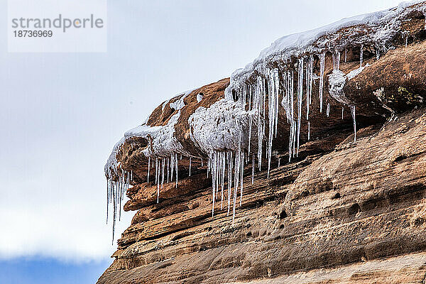 USA  Utah  Springdale  Zion-Nationalpark  Eiszapfen hängen von Felsen in den Bergen