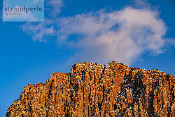 USA  Utah  Springdale  Zion-Nationalpark  malerische Aussicht auf den Berggipfel vor blauem Himmel