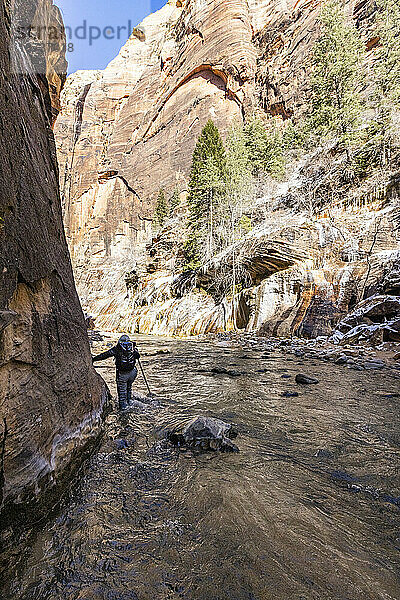 USA  Utah  Springdale  Zion-Nationalpark  Seniorin überquert Bach beim Wandern in den Bergen